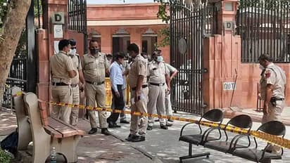 सुप्रीम कोर्ट के सामने आग लगाने वाली रेप पीड़िता की मौत, जेल में बंद UP सांसद है आरोपी