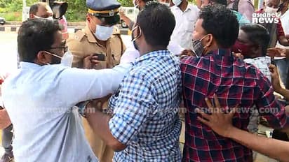 'റോഡ് പണി തീര്ന്നില്ല, പിരിവ് തുടങ്ങി'; കോവളം ബൈപാസിൽ ടോൾ പിരിവിനെതിരെ ഇന്നും പ്രതിഷേധം