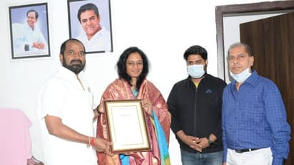 స్విమ్మింగ్ క్రీడాకారిణి గోలి శ్యామలని సత్కరించిన మంత్రి శ్రీనివాస్ గౌడ్