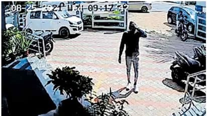 താക്കോല് വെച്ച് ഉടമസ്ഥന് പോയി, സ്കൂട്ടര് മോഷ്ടാക്കള് കടത്തി; ദൃശ്യങ്ങള് സിസിടിവിയില്