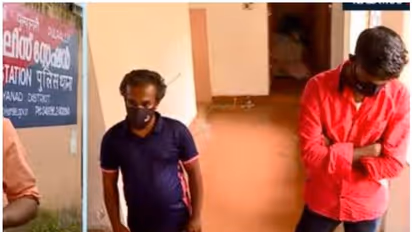 പ്രധാനമന്ത്രിയുടെ ഓഫിസിലെ ഉദ്യോഗസ്ഥരെന്ന വ്യാജേന വനം വകുപ്പ് ഉദ്യോഗസ്ഥരെ കബളിപ്പിച്ച രണ്ടുപേര് പിടിയില്