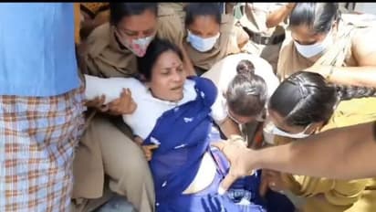హుజురాబాద్ లో ఉద్రిక్తత... ఇందిరా శోభన్ పాదయాత్రను అడ్డుకున్న పోలీసులు, అరెస్ట్