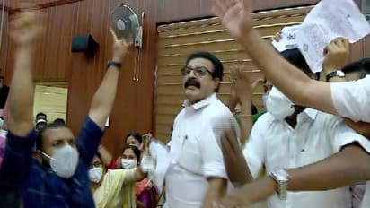 മാസ്റ്റർ പ്ലാനിനെ ചൊല്ലി തർക്കം: തൃശ്ശൂർ കോർപ്പറേഷനിൽ കൈയ്യാങ്കളിയും കൂട്ടത്തല്ലും