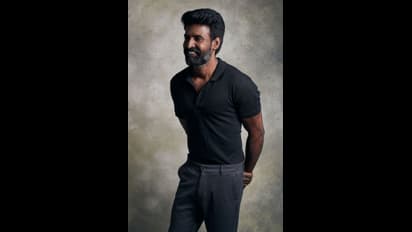 Soori : வீடு துடைக்கும் மாப் குச்சியில் தேசியக் கொடியை கட்டி பறக்க விட்ட சூரி... வறுத்தெடுக்கும் நெட்டிசன்கள்