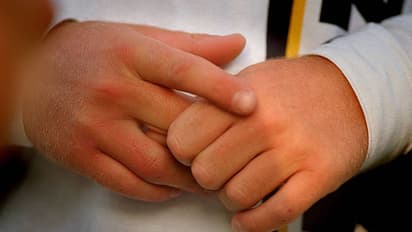 মাঝে মধ্যেই আঙুল মটকাচ্ছেন, শরীরের কতটা ক্ষতি করছেন জানেন