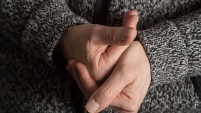 সামনের মানুষটা কেমন, জানতে চান? নজর রাখুন তাঁর বুড়ো আঙুলের দিকে