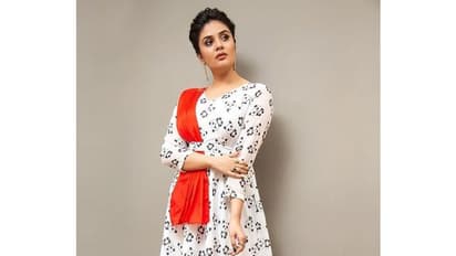 శ్రీముఖి స్టన్నింగ్ ఫోటోస్.. అందంలో చందమామతో పోటీ!