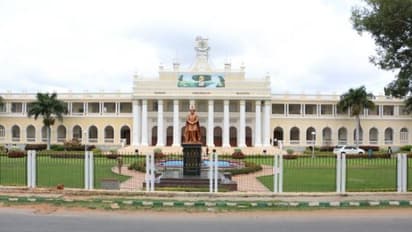 മൈസൂരു കൂട്ടബലാത്സംഗം: വൈകീട്ട് 6.30 ശേഷം പുറത്തിറങ്ങരുത്, പെൺകുട്ടികൾക്ക് വിലക്കുമായി മൈസൂർ സർവ്വകലാശാല