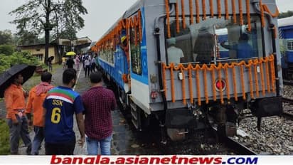 உள்ளாடையுடன் ரயிலில் பயணித்த எம்.எல்.ஏ... பயணிகள் அதிர்ச்சி..!