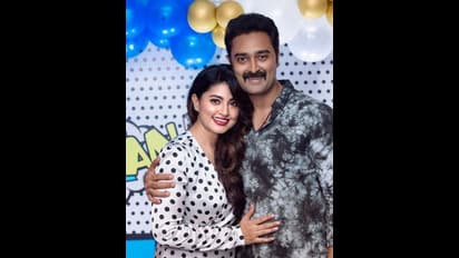 మతిపోగొడుతున్న స్నేహ లేటెస్ట్ లుక్.. భర్త కౌగిలిలో, ఆమె వయసు ఇలా తగ్గిపొతోందేంటి