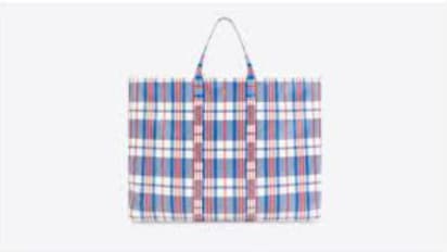 സംഭവം ഷോപ്പിംഗ് ബാഗാണ്; വില 1.5 ലക്ഷം രൂപ!