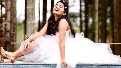 పొట్టిదైన వైట్‌ గౌన్‌లో అనన్య నాగళ్ల అందాలు అదరహో.. బుట్టబొమ్మలా ఉన్నావంటున్న నెటిజెన్లు