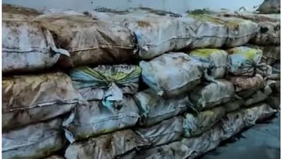 విశాఖలో గంజాయి తోటల ధ్వంసం: పోలీసులపై గిరిజనుల దాడి, కన్నీళ్లు పెట్టుకొన్న స్థానికులు