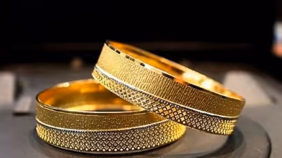 Gold price today : സ്വർണവിലയിൽ ചാഞ്ചാട്ടം; ഇന്നലെ കൂടിയത് ഇന്ന് കുറഞ്ഞു 