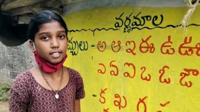 గోడలే బ్లాక్ బోర్డ్, గ్రామమే గరీబోళ్ల స్కూలు... కరోనా సమయంలో ఓ టీచరమ్మ వినూత్న బోధన (వీడియో)