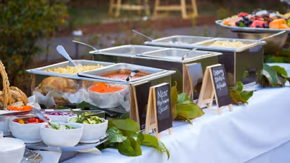 വിവാഹത്തിന് ക്ഷണിച്ചിട്ട് വരാത്തവര്ക്ക് വീട്ടുകാരുടെ വക നോട്ടീസ്!