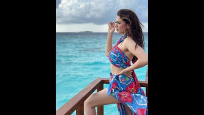 యాపిల్ పండులా నిగనిగలాడే అందం.. సాగర తీరంలో హన్సిక గ్లామర్ షో