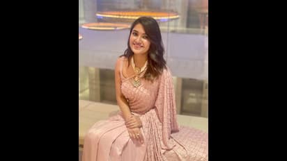 ஸ்லீவ் லெஸ் ஜாக்கெட்டில்... பளீச் பிங்க் நிற சேலை கட்டி ரசிகர்களை ஈர்க்கும் சின்னத்திரை நயன் வாணி போஜன்..!