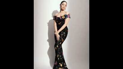 బ్లాక్‌ ఫ్లోరల్‌ గౌన్‌లో కేకపెట్టిస్తున్న తమన్నా.. కానీ దాని ధర వింటేనే మైండ్‌ బ్లాక్‌ అయిపోతుంది..