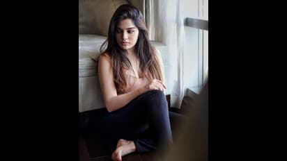 கவர்ச்சிக்கு தாவிய ஆத்மிகா... படுக்கையறையில் படு சூடான போட்டோ ஷூட்!