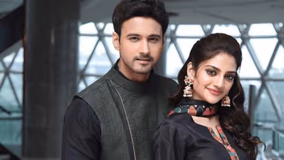 যশের হাত ধরেই বাগদেবীর আরাধনা, স্লিভলেস ব্লাউজ, হলুদ শাড়িতে অপরূপা নুসরত, রইল ছবি