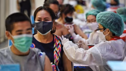 கொரோனா சிகிச்சையில் உள்ள பெண் நோயாளிகளுடன் உல்லாசம்.. ஆண் நோயாளிகள் அட்ராசிட்டி.. அலறிய மருத்துவர்கள்.