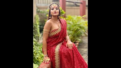 শাড়ির আঁচলের পাশ দিয়ে বেরিয়ে 'স্তনের একাংশ', ব্লাউজ পরতেই কি ভুলে গেলেন 'ঝুমা বউদি'