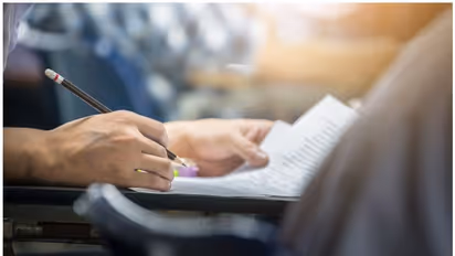 ജെഇഇ പരീക്ഷയിലെ 367ാം റാങ്ക്; ചേരിയിൽ നിന്നുംഐഐടിയിൽ പഠിക്കാനൊരുങ്ങി മനോജ് കുമാർ; പ്രചോദനം ഈ ജീവിതം