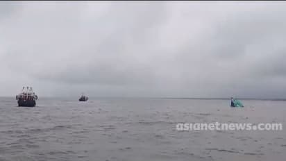 குமரி மீனவர்கள் சென்ற விசைப்படகு நடுக்கடலில் மூழ்கியது…. மாயமான மீனவரை மீட்க உறவினர்கள் கோரிக்கை…!