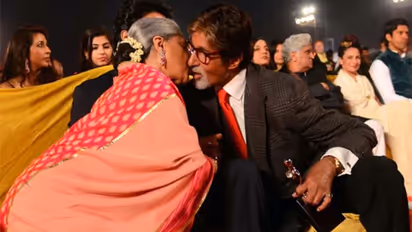 अमिताभ बच्चन ने जब सारी हदें पार कर सरेआम किया था पत्नी जया को Kiss, ये 8 सेलेब्स भी कर चुके हैं ऐसी हरकत