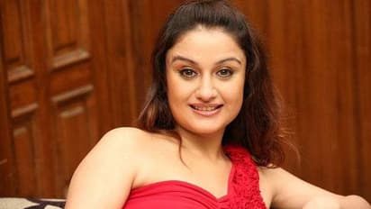 పైకి కనిపించేంత అమాయకురాలిని కాదు... అతని చెంప చెళ్లుమనిపించాను!