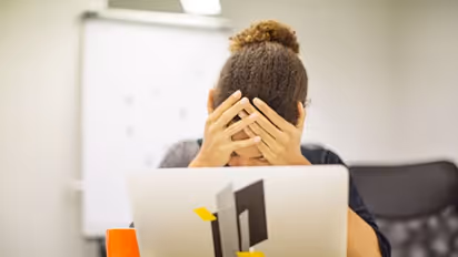 భార్యమీద నిఘా పెట్టాలనుకుని సీసీ కెమెరాలు పెట్టి తనే బుక్కయ్యాడు.. ఎన్నారై భర్తకు షాక్..