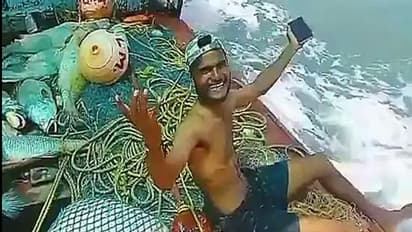 एक झटके में रातों रात करोड़पति बन गया मछुआरा, चमकी ऐसी किस्मत कि जाल में फंस गई दुलर्भ चीज