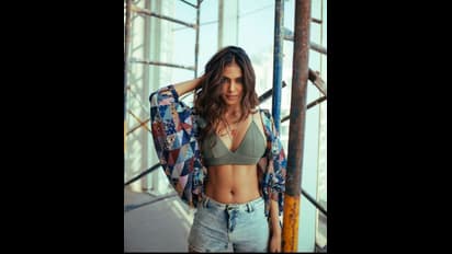 ஓவர் டைட்டான குட்டை டவுசரில்... ஒய்யாரமாக அமர்ந்து போஸ் கொடுக்கும் மாளவிகா மோகனன்! ஹாட் போட்டோஸ்!