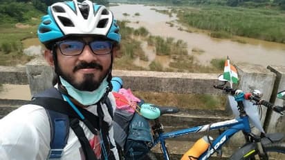 সাইকেলে পাড়ি দিয়ে গোটা ভারত ভ্রমণ, দূষণমুক্ত পৃথিবী গড়ার ডাক কলেজ পড়ুয়ার