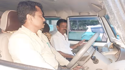 ನಿವೃತ್ತ ಚಾಲಕನನ್ನು ಕೂರಿಸಿಕೊಂಡು ಕಾರು ಚಾಲನೆ: ಮನೆಗೆ ಡ್ರಾಪ್ ಮಾಡಿ ಬೀಳ್ಕೊಟ್ಟ ಅಧಿಕಾರಿ