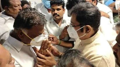 மகள் திருமணத்தை வைத்து கொண்டு ஓபிஎஸ் வீட்டு துக்கத்தில் பங்கெடுத்த டிடிவி.. கையை பிடித்து ஆறுதல்..!