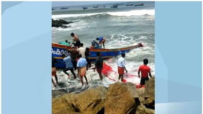 അഴീക്കലില് തിരയില്പ്പെട്ട് വള്ളം മറിഞ്ഞു; നാല് മരണം; 12 പേര് ആശുപത്രിയില്