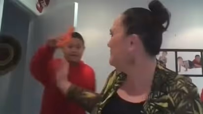 ഓണ്ലൈന് അഭിമുഖത്തിനിടെ മകനുമായി ചെറിയൊരു 'അടിപിടി'; കാരണമിതാണ്...