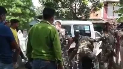 पुलिस का शर्मनाक चेहरा, छोटी सी बात के लिए सेना के जवान को सड़क पर पीटा, खुद भी कर रहे थे वही गलती