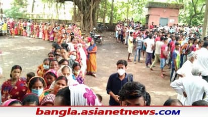 টিকা নিতে গিয়ে করোনা আক্রান্ত হওয়ার আশঙ্কায় ত্রস্ত মানুষ, কোভিড টিকার লাইনে চরম বিশৃঙ্খলা