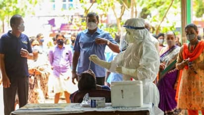 Kerala Covid: കേരളം കൊവിഡ് പാരമ്യഘട്ടത്തിൽ; ഇനി കേസുകൾ കുറയുമെന്ന് വിദ​ഗ്ധർ; മരണനിരക്കിൽ ആശങ്ക