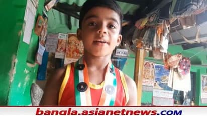 মাত্র ৩০ সেকেন্ডে ৫৮ বার পুশআপ, ইন্ডিয়া বুক অফ রেকর্ডসে প্রথম বাংলার বছর সাতেকের ছেলে