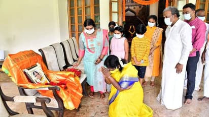 எங்கு திரும்பினாலும் அம்மா என்னை அழைப்பதுபோலவே இருக்கிறது.. 16 ஆம் நாள் சடங்குக்குப்பின் உருகும் தமிழிசை.