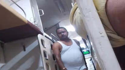 ರೈಲಿನಲ್ಲಿ JDU ಶಾಕನ ಅಂಡರ್ವೇರ್ ವಾಕ್, ಸಮರ್ಥಿಸಿಕೊಳ್ಳಲು ಹೋಗಿ ಪೇಚಿಕಿಗೆ ಸಿಲುಕಿದ ನಾಯಕ!