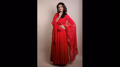 செக்க சிவந்த கோவை பழம் போல்... சிவப்பு நிற சல்வாரில் இளம் நெஞ்சங்களை இம்சிக்கும் பிரியா பவானி ஷங்கர்!!