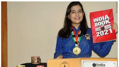 আধ ভাঙা কাপে রোমের আস্ত কলেসিয়াম, ইন্ডিয়া বুক অফ রেকর্ডসে নাম তুলল বালুরঘাটের সৃষ্টি