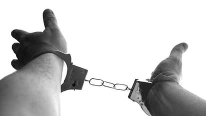 പരസ്പരം വെടിവച്ച് കൊല്ലുകയോ ചാവുകയോ ചെയ്യരുത്, പണം തരാം, ഗുണ്ടകൾക്ക് തോക്കുപേക്ഷിക്കാൻ പണം വാഗ്ദാനം