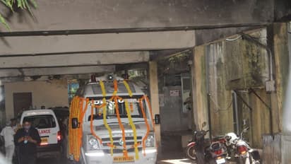 বাড়ি ফেরা হল না, কুপার হাসপাতাল থেকে সোজা শশ্মানঘাটের পথে সিদ্ধার্থ শুক্লার মরদেহ