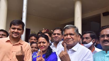 ಎಲೆಕ್ಷನ್‌: ಮೂರು ಪಾಲಿಕೆಯಲ್ಲಿನ ಮತದಾನದ ಫೋಟೋಸ್‌